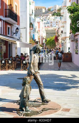 Ibiza, Espagne - 10 juin 2017 : sculpture en bronze rend hommage à la culture hippie à Ibiza. La sculpture est l'œuvre de sculpteur Catalan Cio Abelli. L'ore Banque D'Images