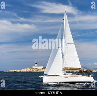 Ibiza, Espagne - 10 juin 2017 : Blanc voilier Sun Odyssey 389 dans la mer Méditerranée. Ibiza, Îles Baléares, Espagne Banque D'Images