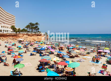 Orihuela, Espagne - 17 août 2017 : les personnes bénéficiant de l'été sur la plage de La Zenia, Torrevieja côte. Costa Blanca. Espagne Banque D'Images