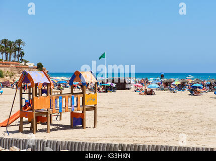 Orihuela, Espagne - 17 août 2017 : les personnes bénéficiant de l'été sur la plage de La Zenia, Torrevieja côte. Costa Blanca. Espagne Banque D'Images