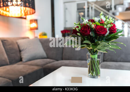 Bouquet de roses rouges sur le tableau blanc dans le carré Banque D'Images