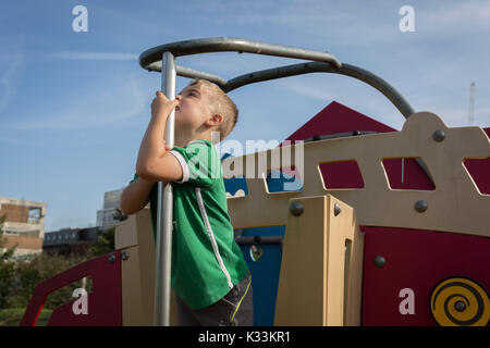 Un garçon de trois ans examine un jeux d'escalade, le 25 août, dans la région de Ruskin Park, London Borough of Lambeth, Angleterre. Banque D'Images
