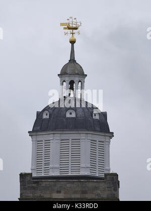 La coupole en bois octogonale sur la tour de l'église cathédrale de St Thomas de Canterbury, la cathédrale de Portsmouth, avec son navire girouette. Banque D'Images