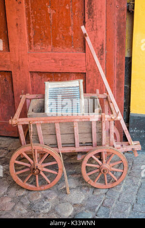 Vieux camion de main et bordage en face d'une boutique d'antiquités à rudkobing, Langeland, danemark Banque D'Images