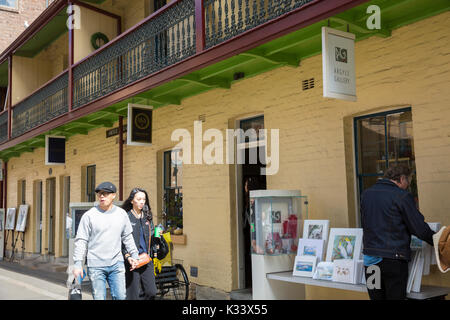 Asian couple toutes les boutiques et magasins locaux en Argyle exposée dans les roches zone historique de Sydney, Australie Banque D'Images