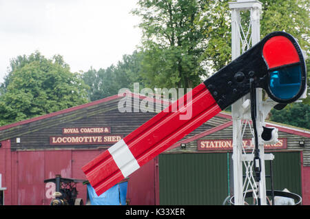 Bressingham Norfolk Royaume-uni 21 Août 2017 : signal Train moteur avec cabanes en arrière-plan Banque D'Images