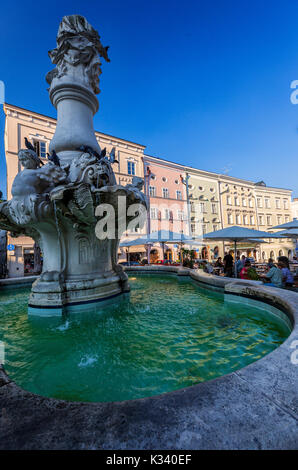 Le vieux centre-ville avec la fontaine et les statues et les magasins typiques et cafe de la Basse Bavière Passau Allemagne Europe Banque D'Images