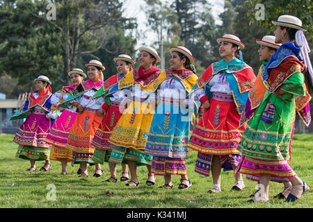 27 mai 2017, l'Équateur Sangolqui : les femmes quechua en costume traditionnel coloré en plein air de danse Banque D'Images