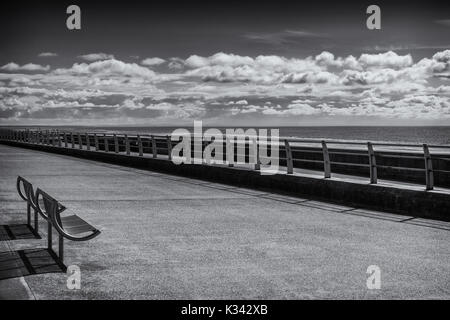 Coin vide plages donnant sur la mer en face de la plage sous le soleil d'après-midi d'été sur la promenade de la station balnéaire de Blackpool, Lancashire Banque D'Images