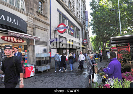 London uk 31 août 2017 - holborn underground tube station de chemin de fer avec des gens animés Banque D'Images