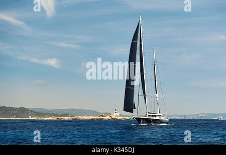 Deux-mâts yacht dans la mer Méditerranée. Ibiza, Baléares. Espagne Banque D'Images