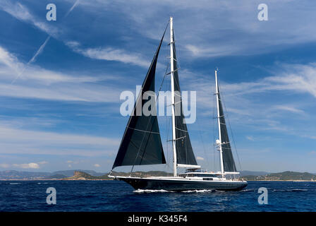 Deux-mâts yacht dans la mer Méditerranée. Ibiza, Baléares. Espagne Banque D'Images