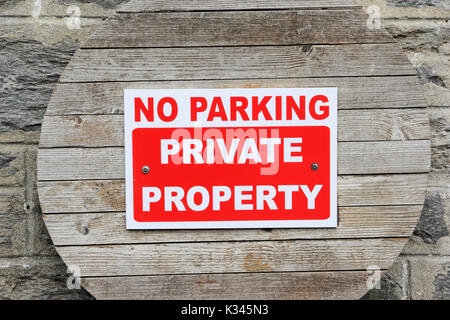 Pas de parking, propriété privée, inscrivez-vous sur fond de bois Banque D'Images