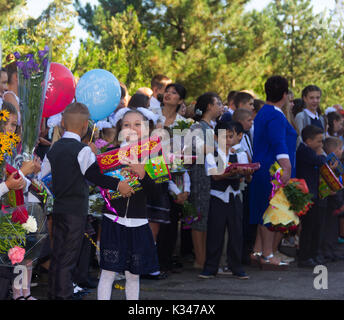 Adygea, Russie - septembre 1, 2017 : heureux les enfants inscrits en première année avec des cadeaux à la main avec les enseignants et les élèves à l'école de la solennelle ru Banque D'Images