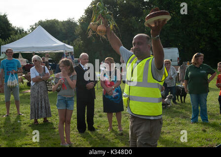 La vie de village Village summer fete England Uk ethnique asiatique Asian man multi ethnic Angleterre Kent Cudham 2010s 2017 HOMER SYKES Banque D'Images