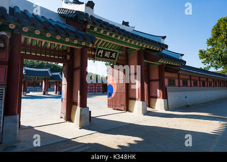 Séoul, République de Corée - 17.09.2015 : Entrée avec portes ouvertes dans les palais de Hwaseong Banque D'Images