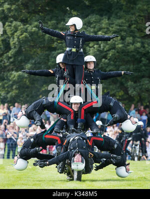 Les membres de la Gendarmerie royale, les Casques blancs moto signaux Display Team, qui ont commencé leur dernier mois de montre avant qu'ils sont dissous, effectuer pendant le jour de l'ouverture de la foire agricole de Chatsworth Chatsworth House près de Bakewell. Banque D'Images