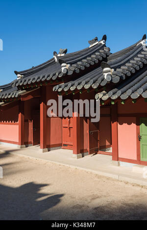 Séoul, République de Corée - 17.09.2015 : porte d'entrée sur forteresse de Hwaseong au territoire Banque D'Images