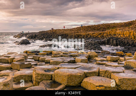 Le Giant's Causeway est une zone d'environ 40 000 colonnes de basalte d'enclenchement, le résultat d'une ancienne éruption volcanique. Il est situé dans le comté de Antri Banque D'Images