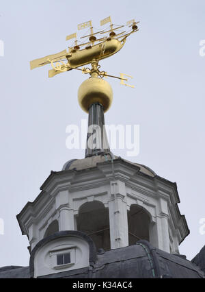 La coupole en bois octogonale sur la tour de l'église cathédrale de St Thomas de Canterbury, la cathédrale de Portsmouth, avec son navire girouette. Banque D'Images