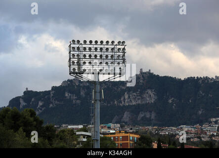 Une vue sur les projecteurs avant la Coupe du Monde FIFA 2018, de qualification Groupe C match au stade de San Marino, Serravalle. Banque D'Images