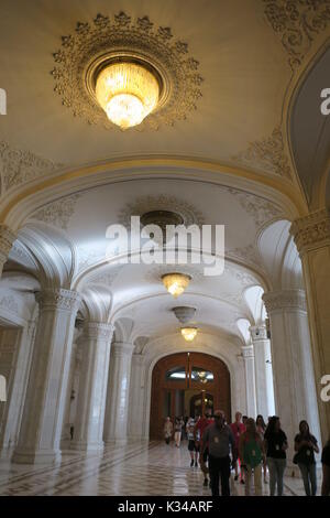 Intérieur luxueux du parlement roumain. plafond avec lustre de cristal palais du parlement à Bucarest Banque D'Images