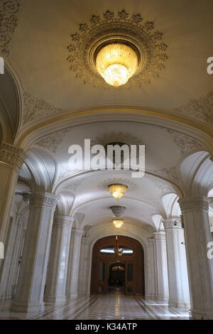 Intérieur luxueux du parlement roumain. plafond avec lustre de cristal palais du parlement à Bucarest Banque D'Images