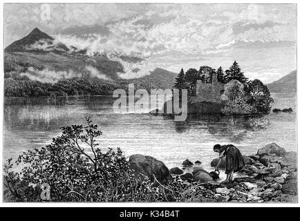 1870 : une femme à la collecte de l'eau du Loch Lomond. Derrière se trouvent les ruines d'un château du 15ème siècle à l'Isle sur Inveruglas. Il était une fois la maison pour les chefs du Clan MacFarlane, détruit au xviie siècle par les troupes d'Oliver Cromwell Roundhead. West Dunbartonshire, Stirling, Ecosse. Banque D'Images