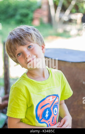 Portrait d'un garçon avec un arrière-plan flou Banque D'Images