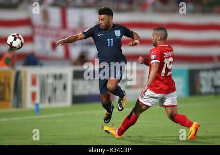 Alex Oxlade-Chamberlain de l'Angleterre et Malte's Joe Zerafa (à droite) bataille pour la balle durant la Coupe du Monde FIFA 2018, de qualification du groupe F match au Stade National, Ta' Qali. Banque D'Images