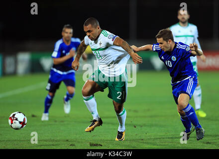 L'Irlande du Nord Josh Magennis (à gauche) et Saint Marin's Andrea Grandoni bataille pour la balle durant la Coupe du Monde FIFA 2018, de qualification Groupe C match au stade de San Marino, Serravalle. Banque D'Images