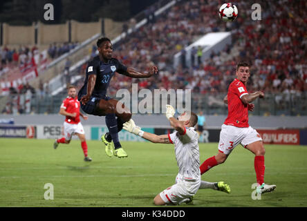 L'Angleterre Danny Welbeck marque son troisième but de côtés du jeu pendant la Coupe du Monde FIFA 2018, de qualification du groupe F match au Stade National, Ta' Qali. Banque D'Images