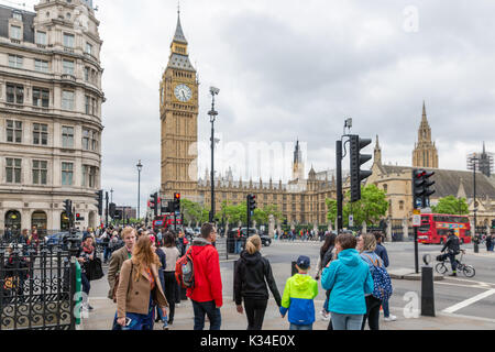 Londres, ANGLETERRE - 08 juin 2017 : les touristes et les voyageurs à traverser la rue à proximité de Chambres du Parlement à Londres, Royaume-Uni Banque D'Images