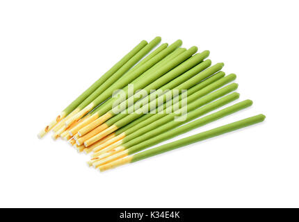 Biscuit bâton avec le thé vert parfumé sur fond blanc. Banque D'Images