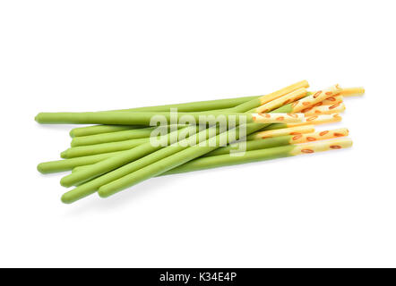 Biscuit bâton avec le thé vert parfumé isolé sur fond blanc. Banque D'Images