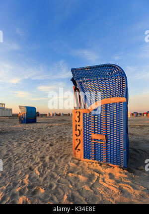 Des paniers de plage à la plage de Carolinensiel, Frise orientale alors que le soleil se couche Banque D'Images