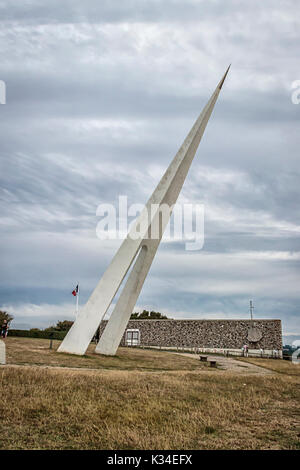 L'Aviator Monument à Etretat, France, un mémorial à deux des premiers pionniers de l'aviation qui ont tenté de franchir l'Atlantique. Banque D'Images