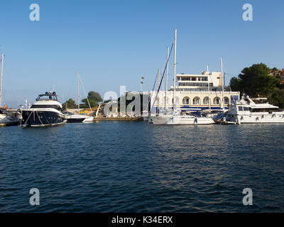 La couleur de la marine yacht Rafa Nadal flotte dans le premier poste dans le port de Porto Christo. Rafa a grandi à proximité dans Monacour. Le yacht club, club nautique, se cache derrière le yacht. Banque D'Images