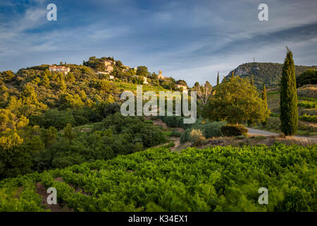 Lever de soleil sur l'village de Suzette dans les Dentelles de Montmirail, Provence, France Banque D'Images