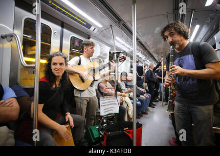 Ligne D, BUENOS AIRES, ARGENTINE - Septembre 2017 - Un groupe appelé â€™â€™Rumbo Subterraneoâ€™â€™ joue dans le métro pour l'argent. Peopl non identifiés Banque D'Images