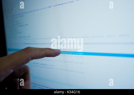 L'écran tactile du doigt sur le moniteur du code Java. L'écran Langue de programmation Banque D'Images