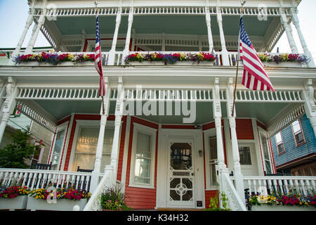 Maison victorienne de style Queen Anne, l'architecture à beach town cape may, New Jersey. entrée principale avec de belles colonnes. Banque D'Images