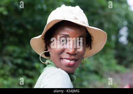 Portrait of beautiful smiling woman en promenade dans la brousse. Banque D'Images