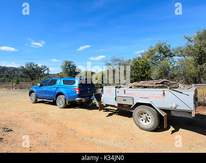 4x4 Mitsubishi Triton tractant une remorque tout-terrain Kimberley Kampers, Queensland, Queensland, Queensland, Australie Banque D'Images