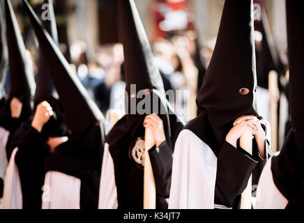 Pénitents de 'La Sed' (la soif) confrérie prenant part à des processions pendant la Semana Santa (Semaine Sainte), Séville, Andalousie, Espagne Banque D'Images