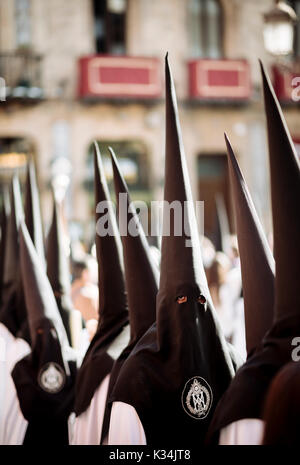 Pénitents de 'La Sed' (la soif) confrérie prenant part à des processions pendant la Semana Santa (Semaine Sainte), Séville, Andalousie, Espagne Banque D'Images