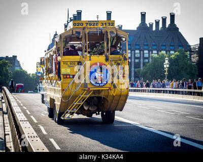 London transport touristique Canard DUKW amphibie, un bus qui emmène les touristes sur un voyage autour de Londres et de routes sur l'RiverThames. Banque D'Images