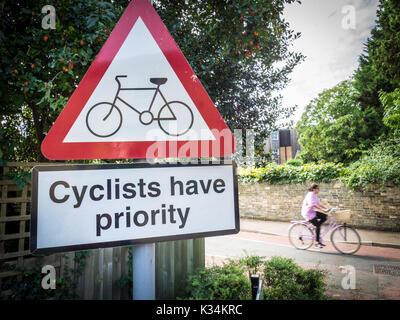 Les cyclistes ont la priorité - la sécurité à vélo - devenir dirigeant de wagons pour céder la place aux cyclistes sur une longue randonnée à vélo dans le centre de Cambridge UK Banque D'Images