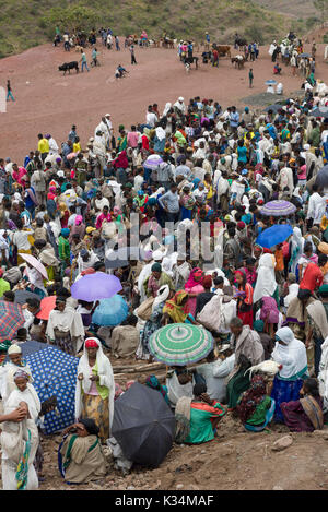 Des foules immenses au marché en plein air organisé le samedi saint orthodoxe éthiopien Tewahedo pour acheter de la nourriture afin de célébrer la fin de la période de carême, Lalibela, Amhara, Éthiopie Banque D'Images