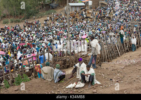 Des foules au marché extérieur tenu le samedi de Pâques orthodoxe éthiopien pour acheter de la nourriture pour célébrer la fin de la période de jeûne de Carême, Lalibela, Ethiopie Banque D'Images